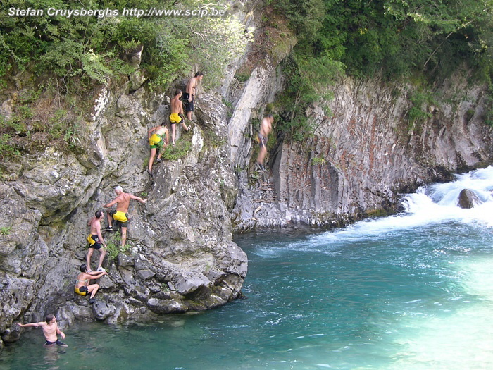 Initiation The first day we get an introduction of using the climbing belt and ropes, rappelling and jumping. Stefan Cruysberghs